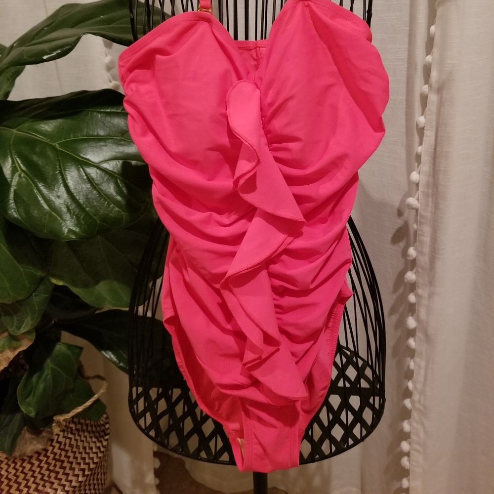 Shore shapes one piece bathing suit👙